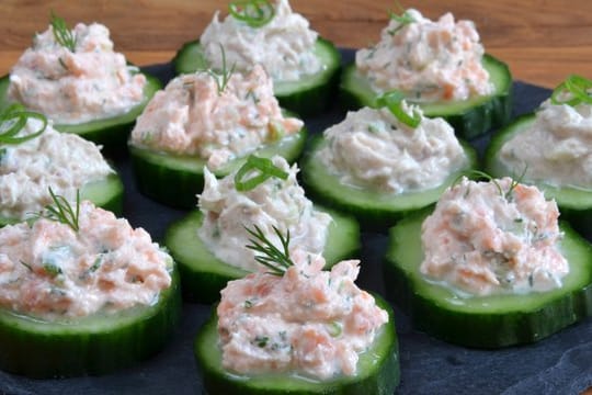 Gurkenhäppchen mit Frischkäsecreme und Thunfisch machen Lust zuzugreifen.