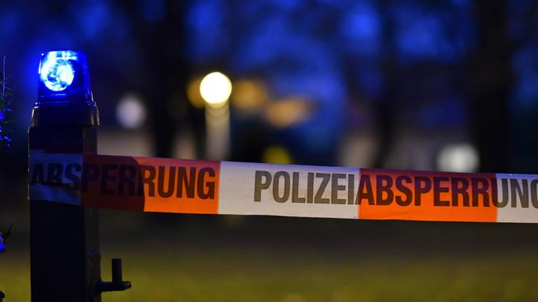 Polizeiabsperrung (Symbolbild): In Uetze bei Hannover ist ein Mann tot in einem Gully entdeckt worden.