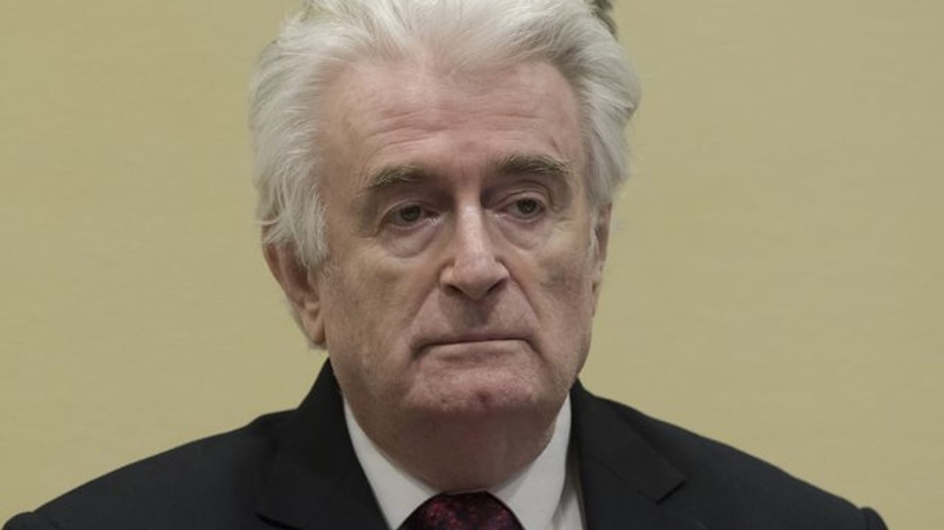 Radovan Karadzic betritt am Tag der Urteilsverkündung den Gerichtssaal des UN-Kriegsverbrechertribunals.