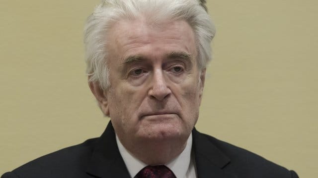 Radovan Karadzic betritt am Tag der Urteilsverkündung den Gerichtssaal des UN-Kriegsverbrechertribunals. Radovan Karadzic betritt am Tag der Urteilsverkündung den Gerichtssaal des UN-Kriegsverbrechertribunals.