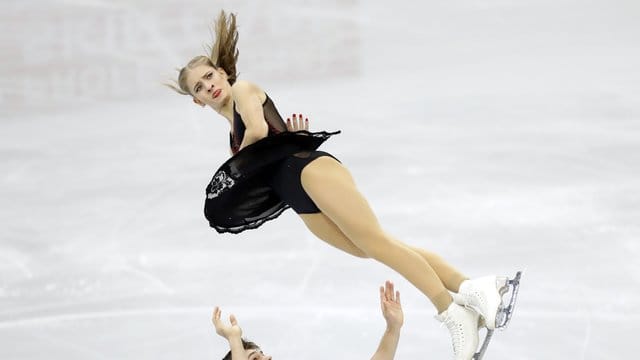 Minerva-Fabienne Hase und Nolan Seegert sind mit Rang zehn im Kurzprogramm in die WM gestartet.