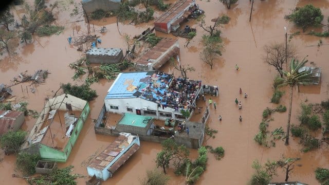 Zuflucht auf dem Dach: Die vom Zyklon "Idai" ausgelösten Überschwemmungen setzten im Zentrum von Mosambik ganze Landstriche unter Wasser und beschädigten zahllose Häuser. Zuflucht auf dem Dach: Die vom Zyklon "Idai" ausgelösten Überschwemmungen setzten im Zentrum von Mosambik ganze Landstriche unter Wasser und beschädigten zahllose Häuser.