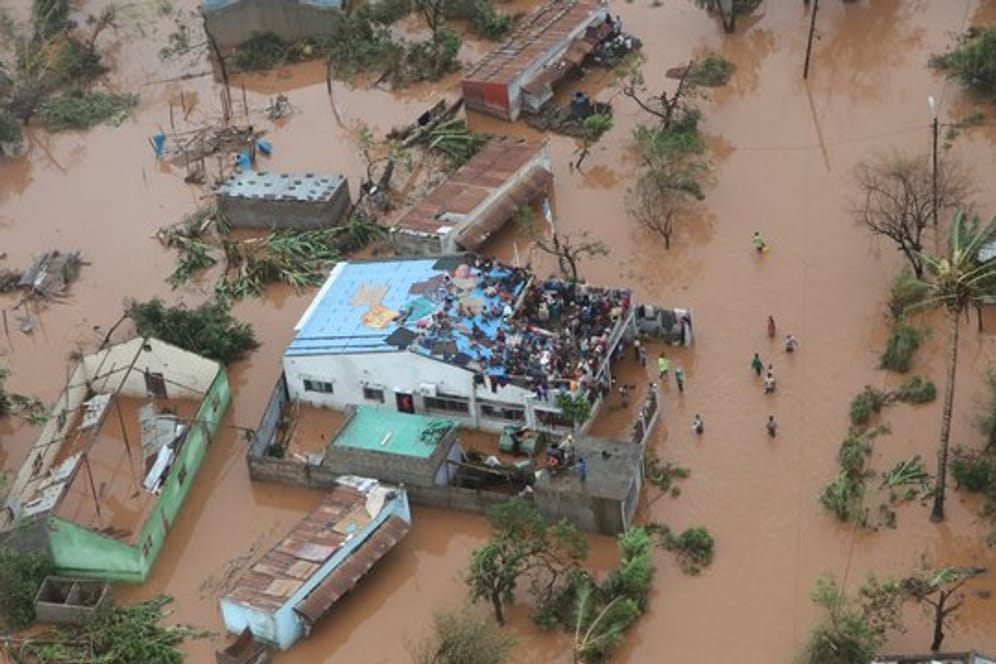 Zuflucht auf dem Dach: Die vom Zyklon "Idai" ausgelösten Überschwemmungen setzten im Zentrum von Mosambik ganze Landstriche unter Wasser und beschädigten zahllose Häuser.
