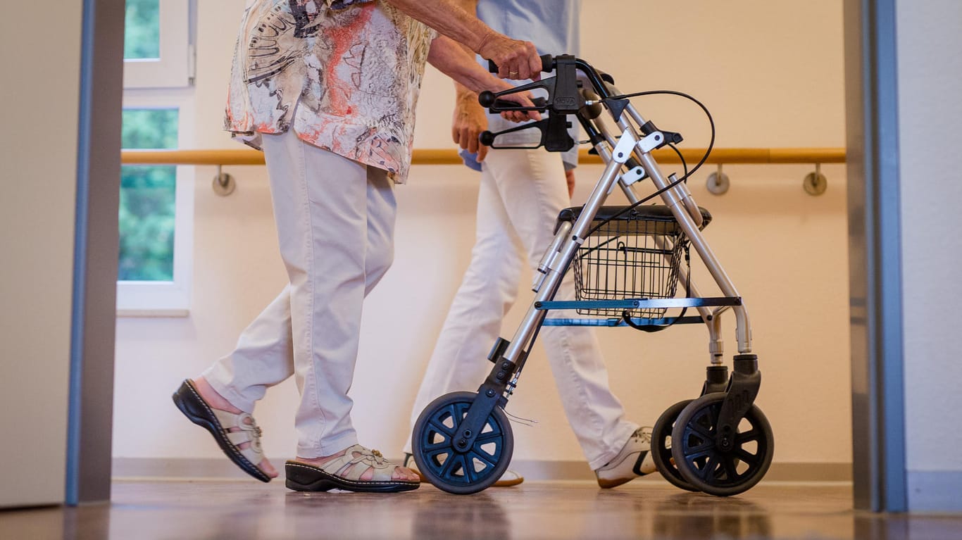 Ältere Dame mit Rollator: Das neue Qualitätssystem in der Pflege soll Angehörigen und Pflegebedürftigen aufschlussreiche Informationen geben.