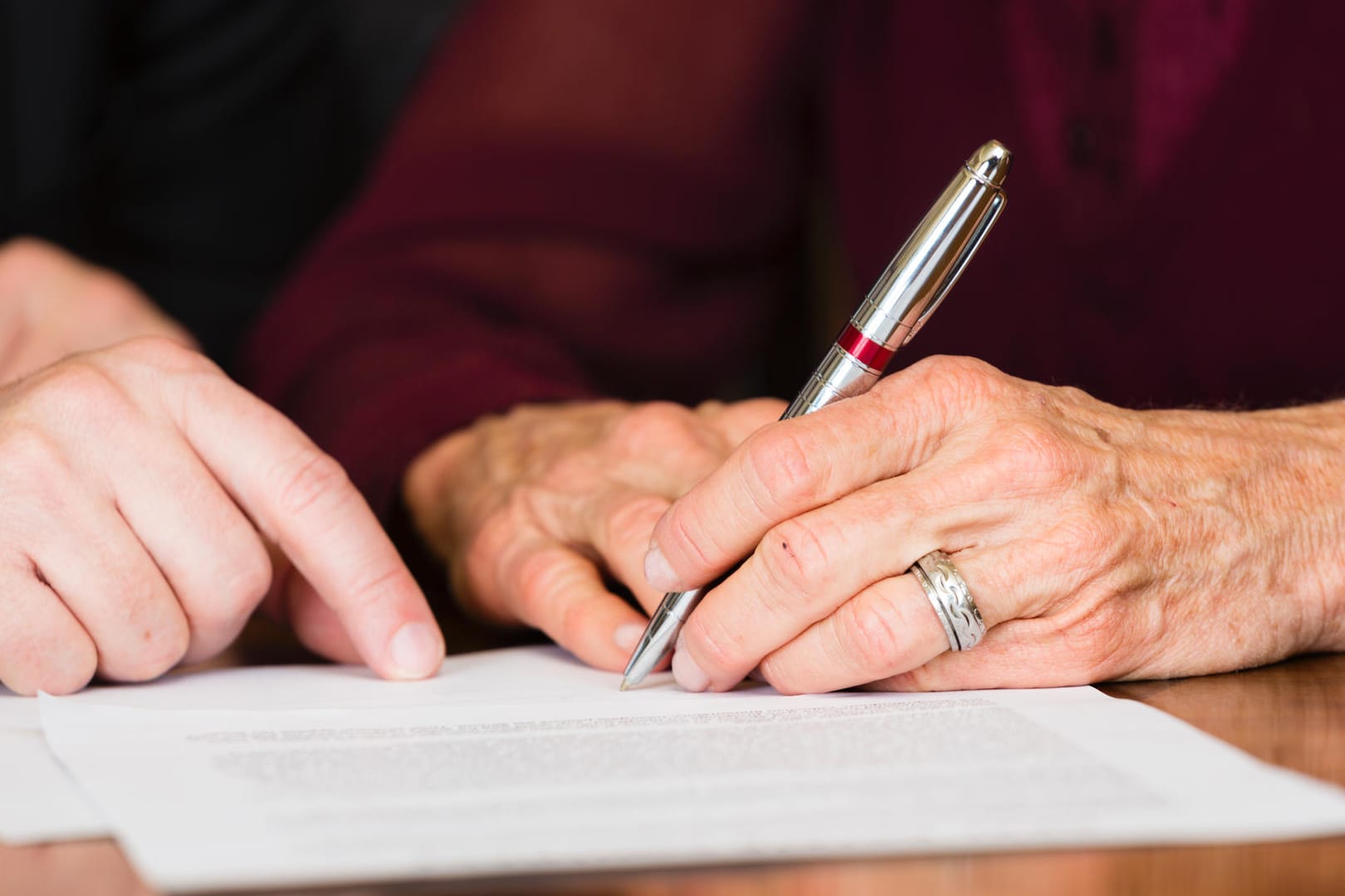 Ältere Frau verfasst ein Testament: Das Schriftstück regelt, wer das Erbe erhält – es ist aber nicht immer notwendig. Ältere Frau verfasst ein Testament: Das Schriftstück regelt, wer das Erbe erhält – es ist aber nicht immer notwendig.