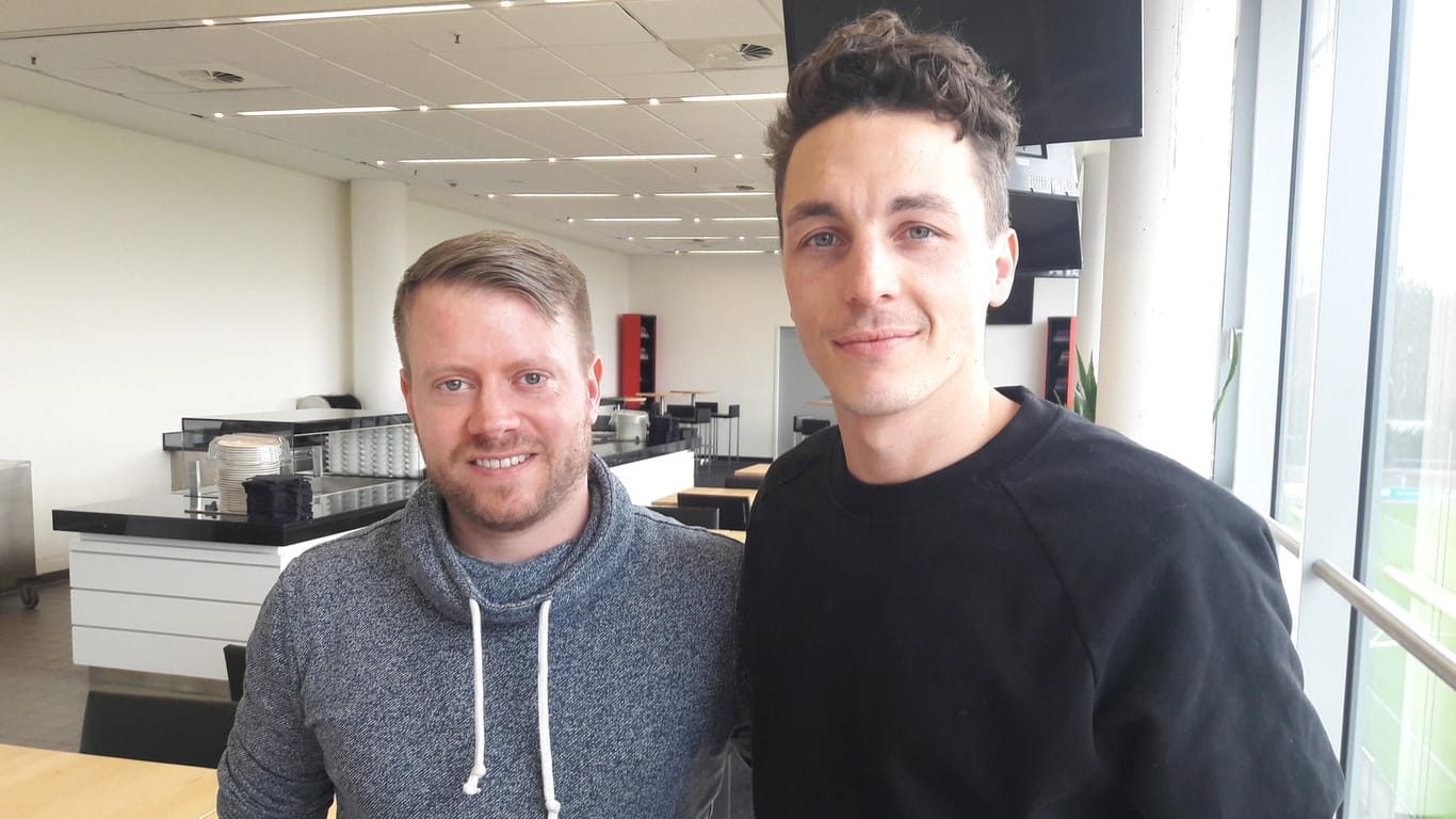 Julian Baumgartlinger (rechts) und t-online.de-Redakteur Tobias Ruf beim Gespräch in Leverkusen.