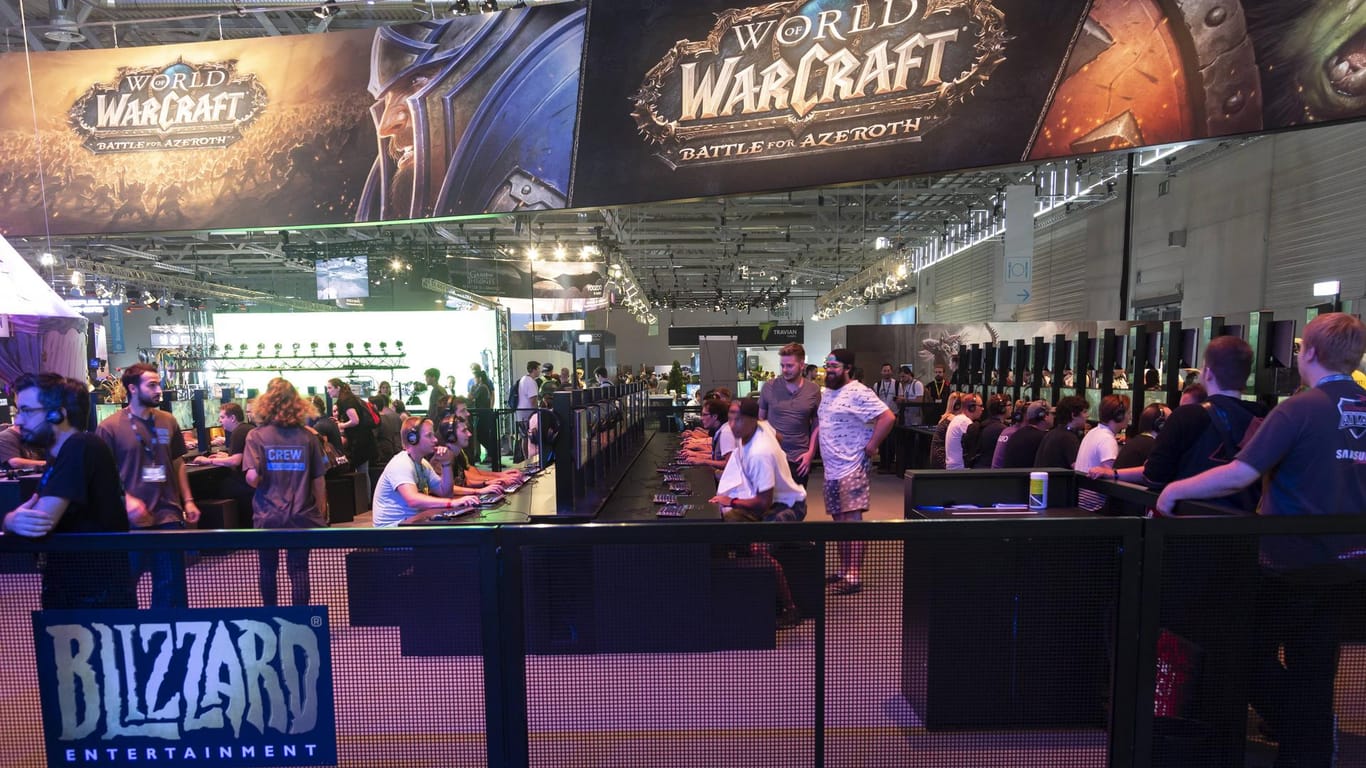 Messebesucher spielen "World of Warcraft" auf der Gamescom 2018 (Symbolbild): Das Rollenspiel startet eine "Willkommen zurück"-Aktion.