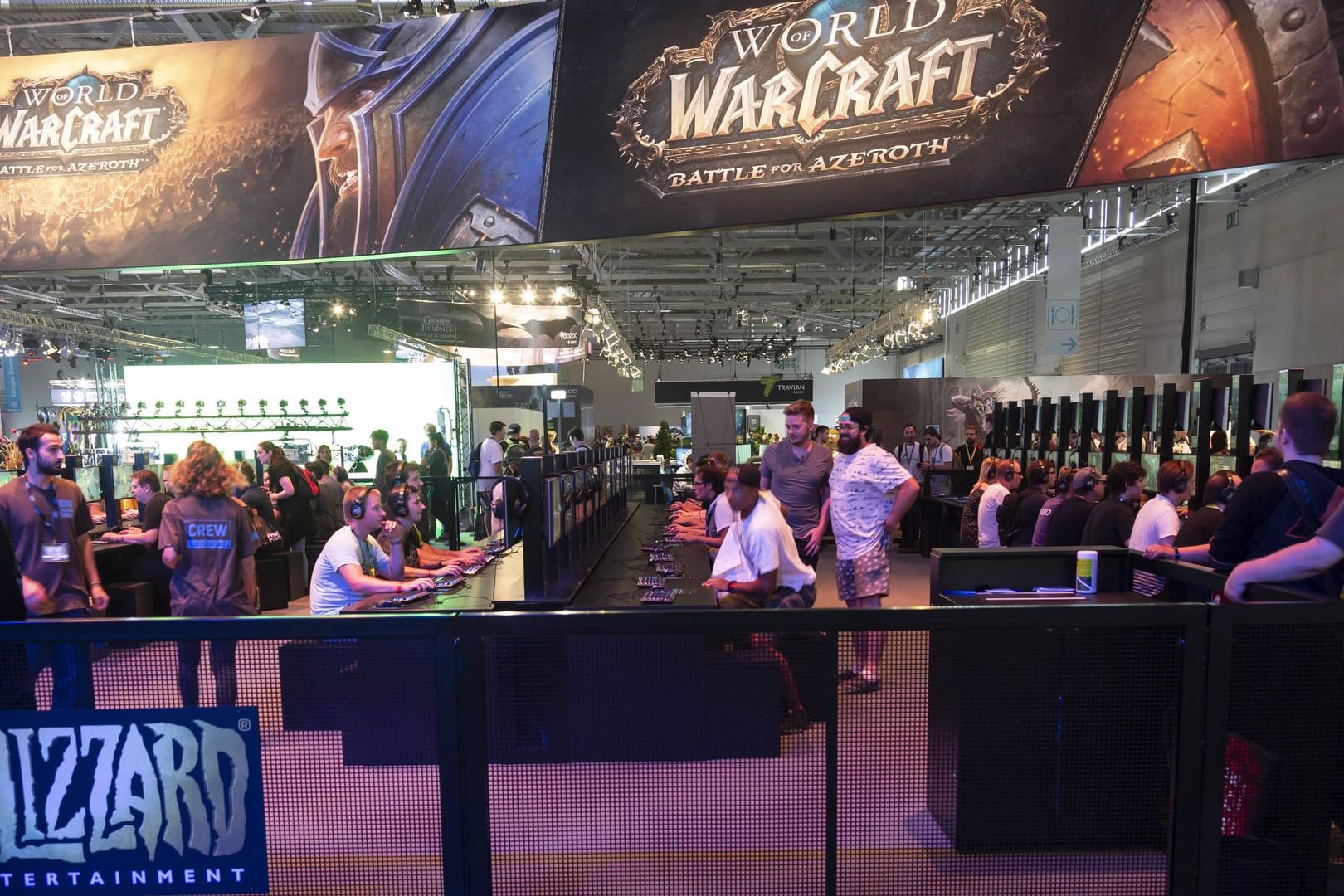 Messebesucher spielen "World of Warcraft" auf der Gamescom 2018 (Symbolbild): Das Rollenspiel startet eine "Willkommen zurück"-Aktion.
