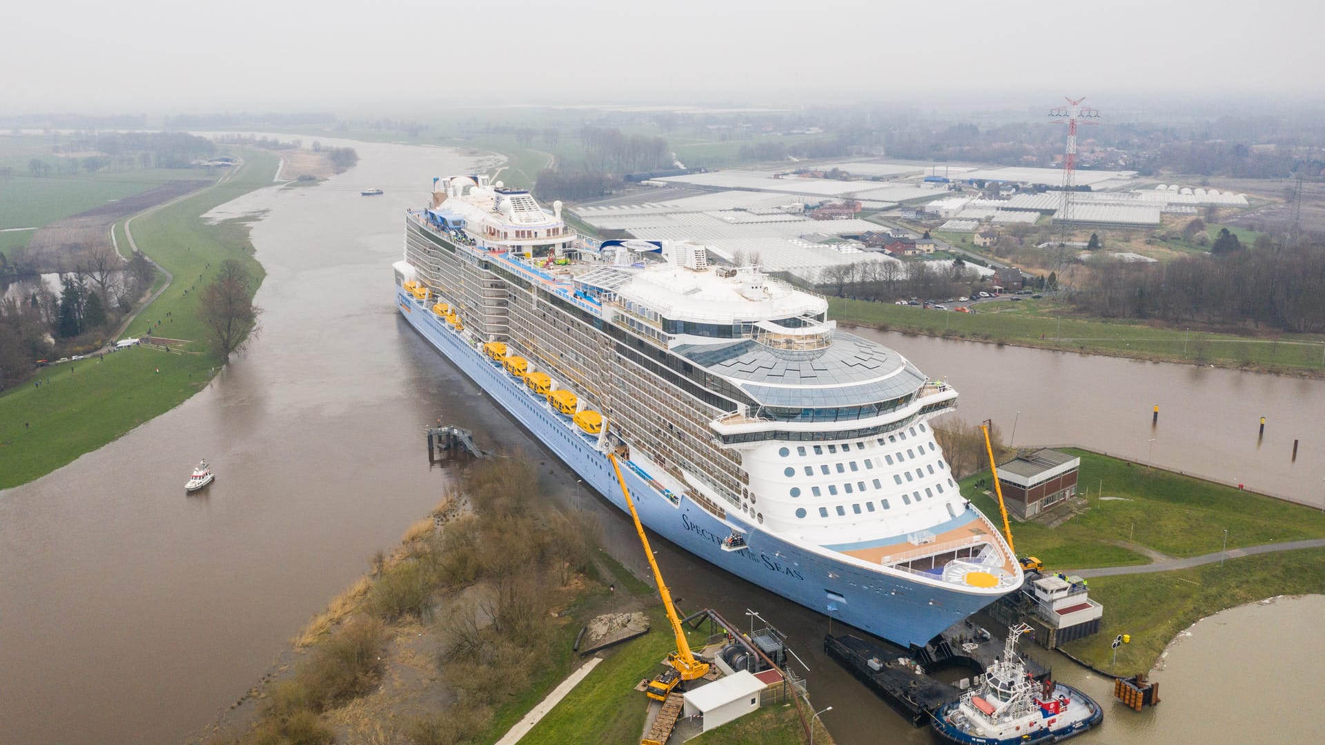 Luftaufnahme der Emsüberführung: Die "Spectrum of the Seas" ist das neueste Kreuzfahrtschiff der Papenburger Meyer-Werft.