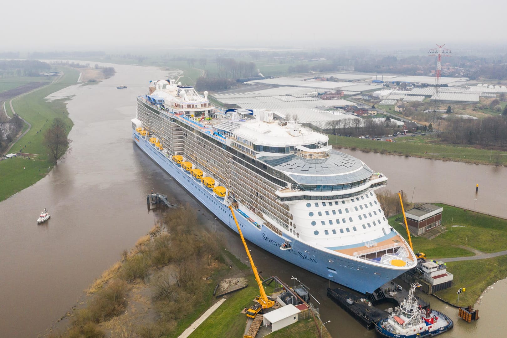 Luftaufnahme der Emsüberführung: Die "Spectrum of the Seas" ist das neueste Kreuzfahrtschiff der Papenburger Meyer-Werft.