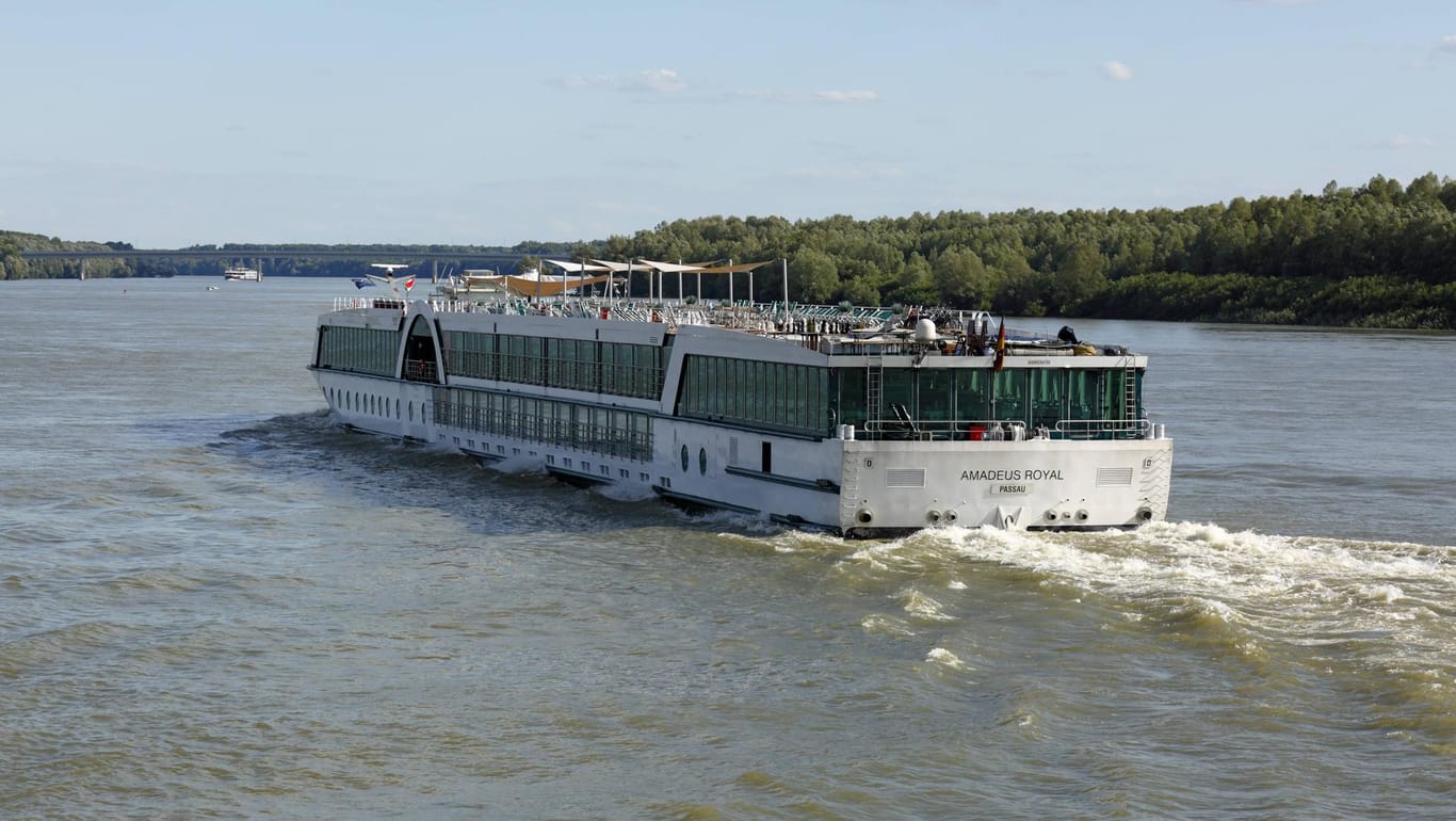 Symbolbild: Flußkreuzfahrtschiff auf der Donau.