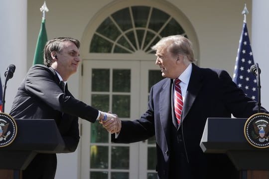 Brasiliens Präsident Jair Bolsonaro (l) während seines Treffens mit Donald Trump.