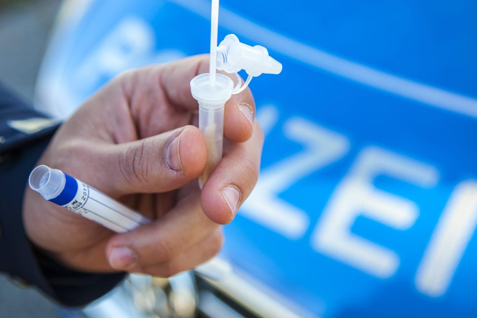 Drogentest bei der Polizei: Ein Lkw-Fahrer wurde in Meinerzhagen gestoppt. (Symbolbild)