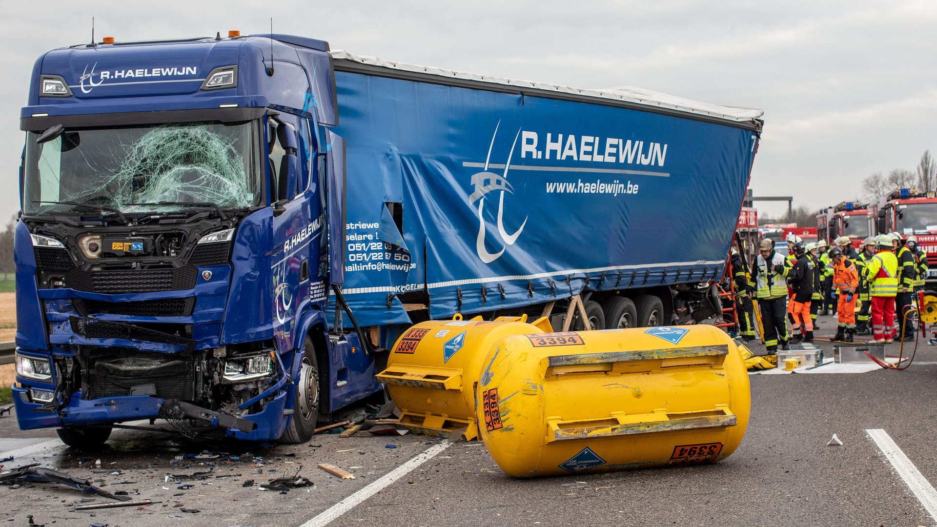 Unfall mit Gefahrgutlaster: Die Autobahn 42 musste gesperrt werden.