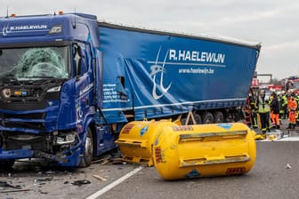 Unfall mit Gefahrgutlaster: Die Autobahn 42 musste gesperrt werden.