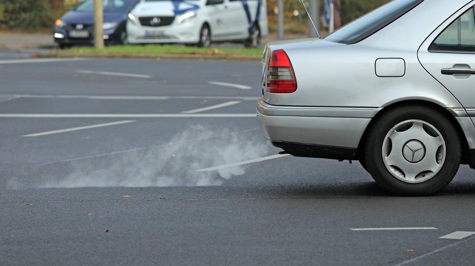 Dieselabgase: Autofahrer sind mit einer Musterfeststellungsklage gegen Kreditverträge der Mercedes-Benz-Bank gescheitert. Dieselabgase: Autofahrer sind mit einer Musterfeststellungsklage gegen Kreditverträge der Mercedes-Benz-Bank gescheitert.