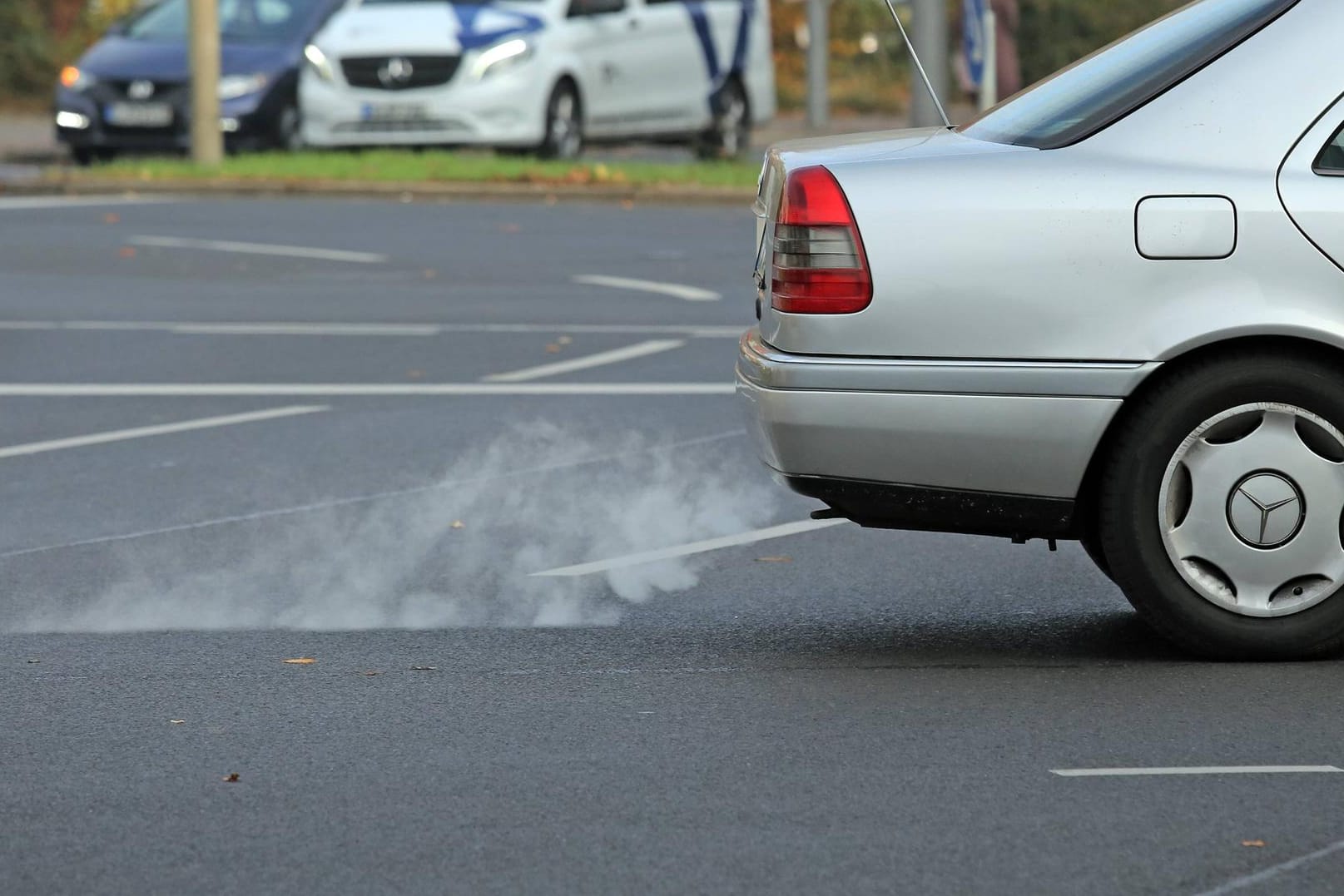 Dieselabgase: Autofahrer sind mit einer Musterfeststellungsklage gegen Kreditverträge der Mercedes-Benz-Bank gescheitert.