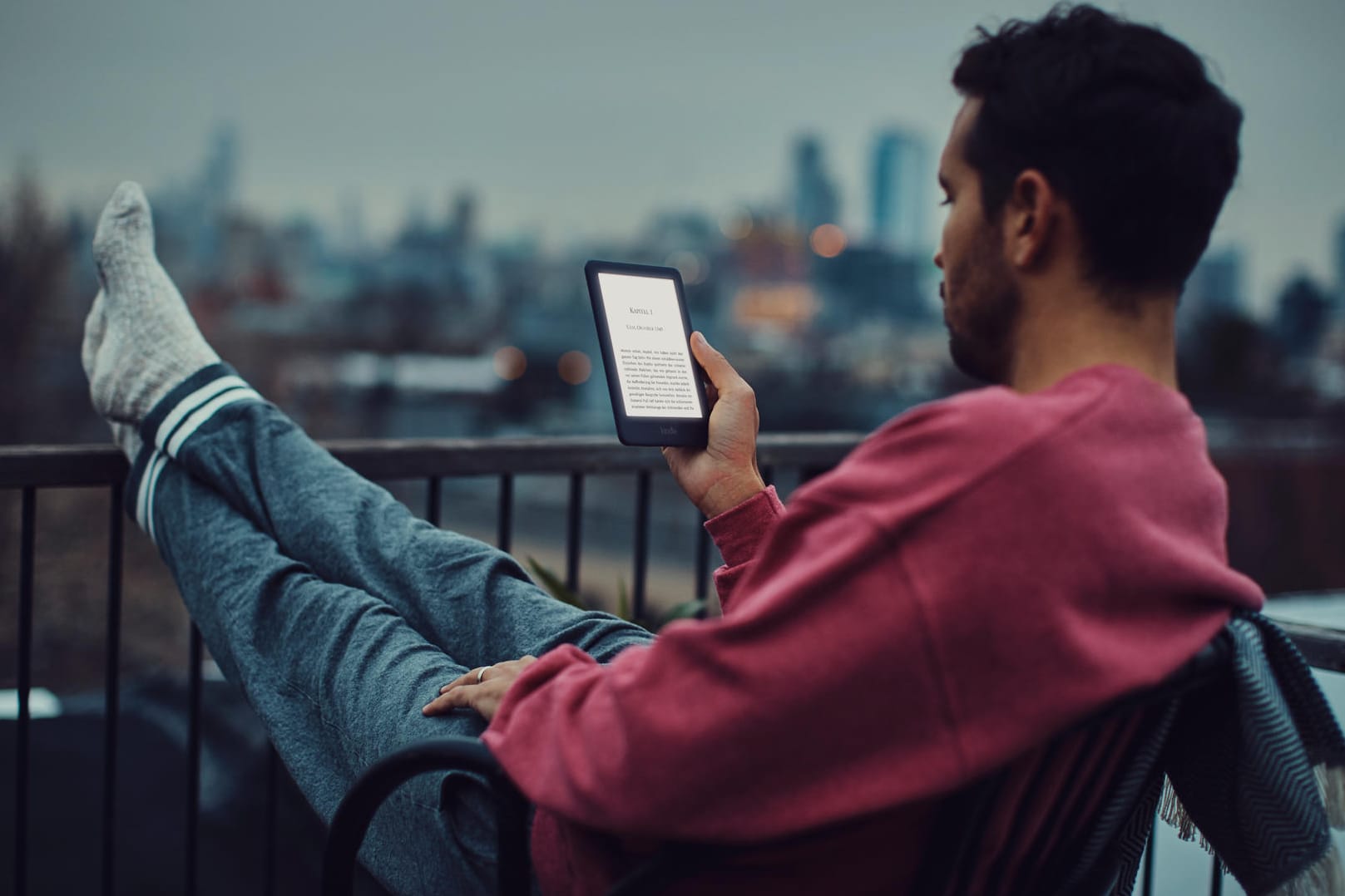 Ein Mann nutzt einen Kindle (Symbolbild): Amazon präsentiert seinen neuen E-Book-Reader.