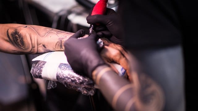 In einigen Berufen sind zumindest sichtbare Tätowierungen unerwünscht. In einigen Berufen sind zumindest sichtbare Tätowierungen unerwünscht.