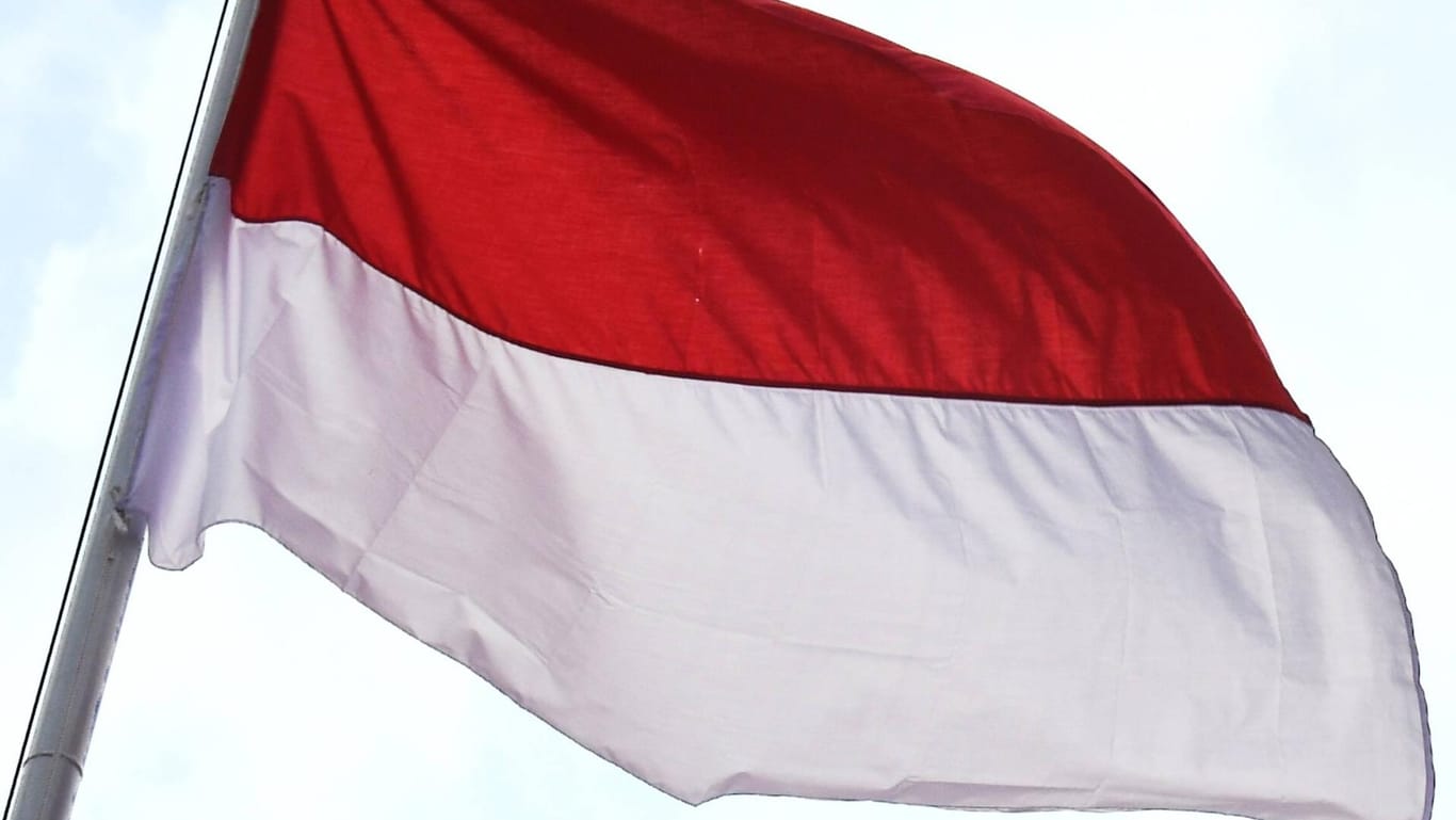 Die indonesische Fahne: Mehrere Liebespaare wurden in Aceh für Körperkontakt bestraft.