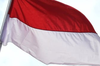 Die indonesische Fahne: Mehrere Liebespaare wurden in Aceh für Körperkontakt bestraft.