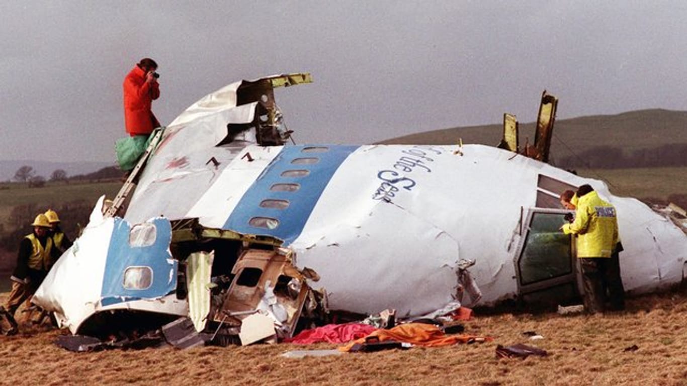 Ermittler untersuchen im Dezember 1988 die Trümmer der über Schottland abgestürzten Pan American-Maschine.