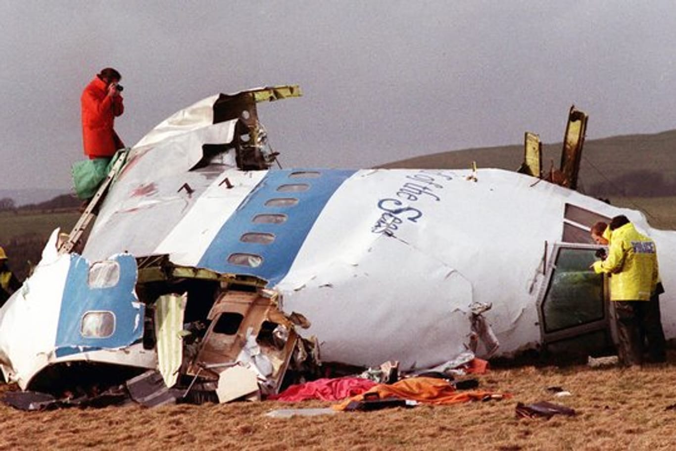 Ermittler untersuchen im Dezember 1988 die Trümmer der über Schottland abgestürzten Pan American-Maschine.