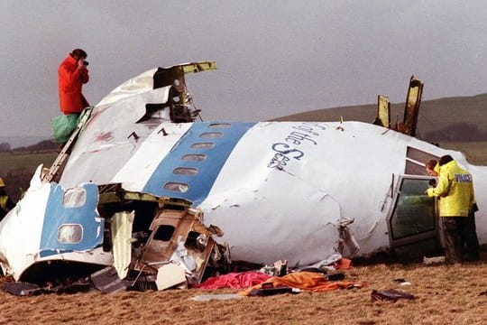 Ermittler untersuchen im Dezember 1988 die Trümmer der über Schottland abgestürzten Pan American-Maschine.
