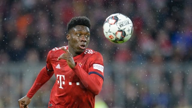 Alphonso Davies hat sich eine leichte Bänderdehnung im rechten Knie zugezogen. Alphonso Davies hat sich eine leichte Bänderdehnung im rechten Knie zugezogen.