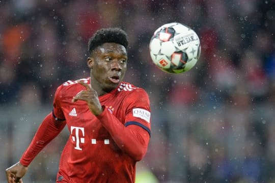 Alphonso Davies hat sich eine leichte Bänderdehnung im rechten Knie zugezogen.