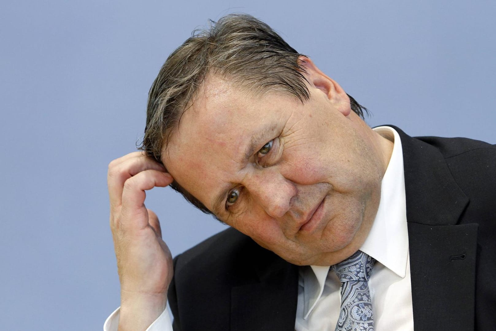 Hans-Jörn Arp bei der Bundespressekonferenz. (Archivbild)