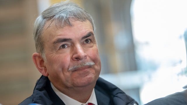 Kläger Gustl Mollath unterhält sich vor Prozessbeginn mit Journalisten. Kläger Gustl Mollath unterhält sich vor Prozessbeginn mit Journalisten.