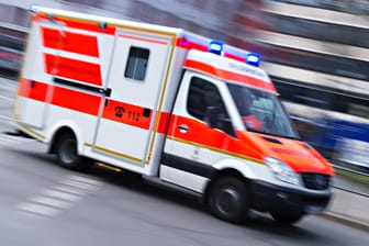 Ein Rettungswagen fährt mit Blaulicht (Symbolbild): Eine 16-jährige Münchnerin ist durch einen Stromschlag in einer Badewanne gestorben.