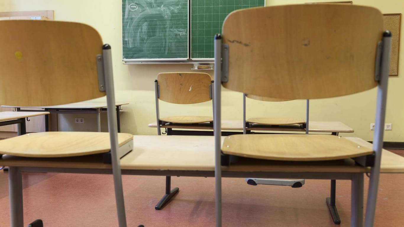 Klassenraum mit Stühlen (Symbolbild): Ein Berufsschüler wird für einen Hitlergruß im Klassenzimmer nicht bestraft.