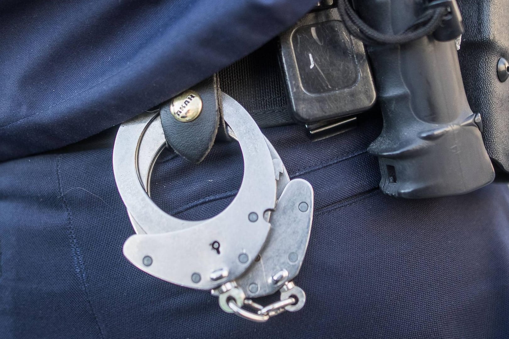 Polizei im Einsatz: 20 Objekte wurden bei einer Razzia untersucht. (Symbolbild)