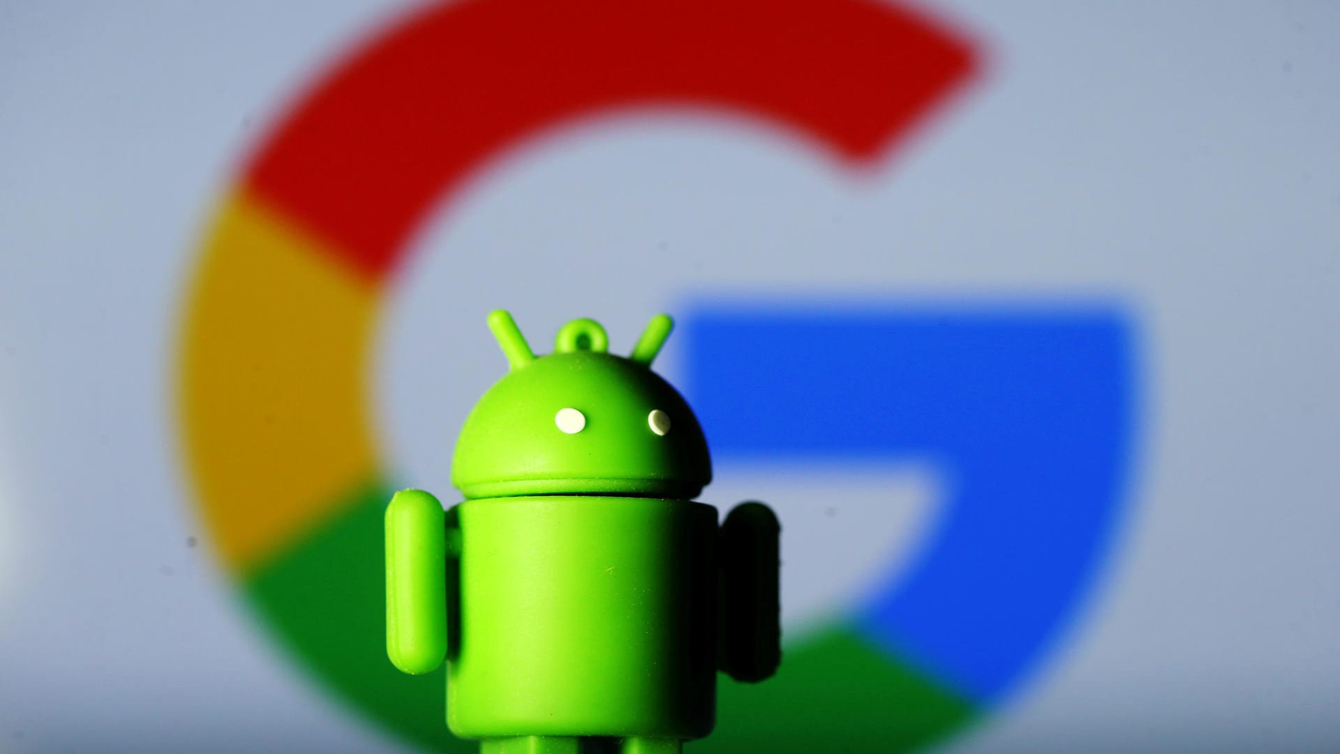 Ein Bugdroid vor dem Google-Logo: Android-Nutzer sollen in Zukunft über Browser und Suchmaschinen anderer Anbieter informiert werden. Ein Bugdroid vor dem Google-Logo: Android-Nutzer sollen in Zukunft über Browser und Suchmaschinen anderer Anbieter informiert werden.