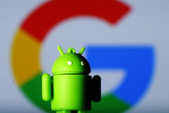 Ein Bugdroid vor dem Google-Logo: Android-Nutzer sollen in Zukunft über Browser und Suchmaschinen anderer Anbieter informiert werden.