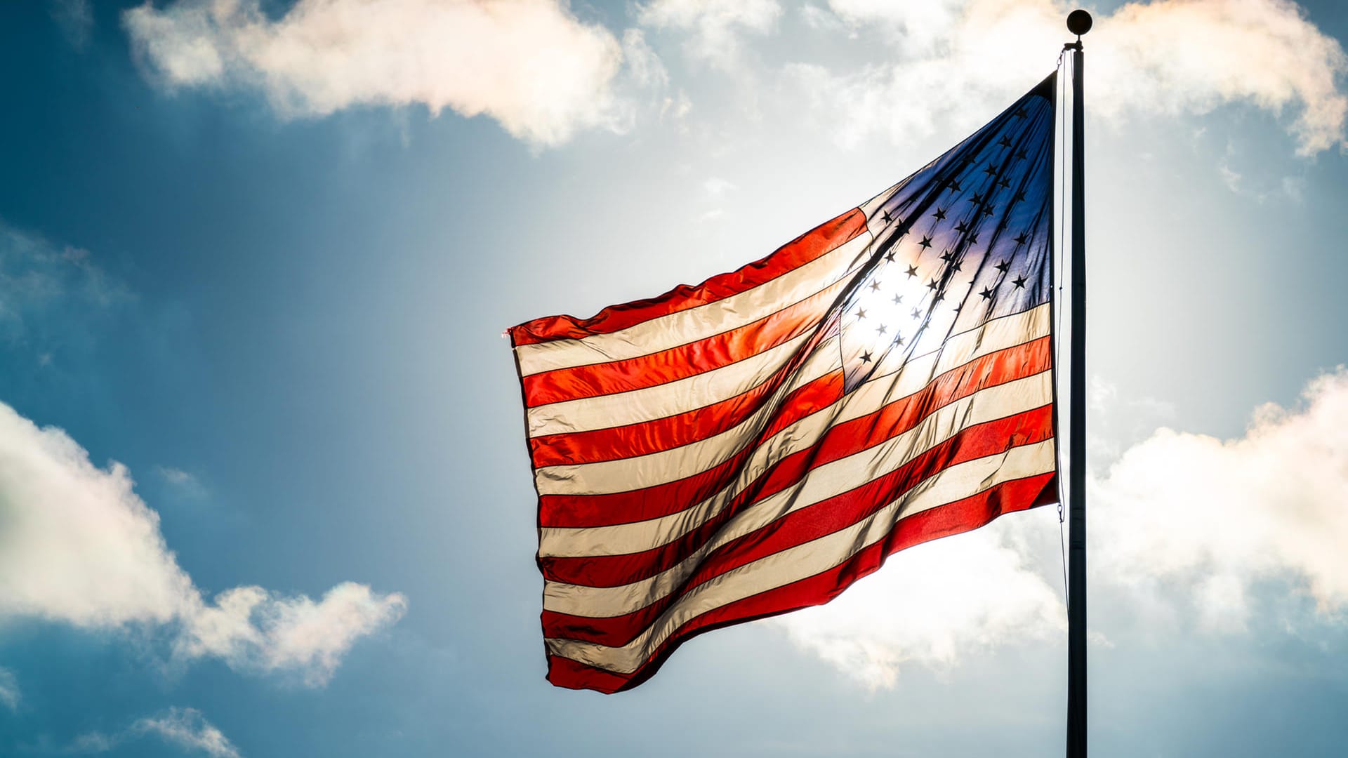 Amerikanische Flagge vor dem blauen Himmel