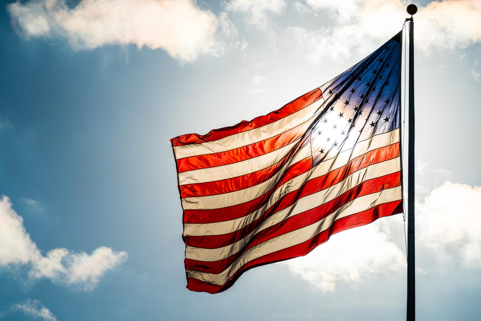 Amerikanische Flagge vor dem blauen Himmel