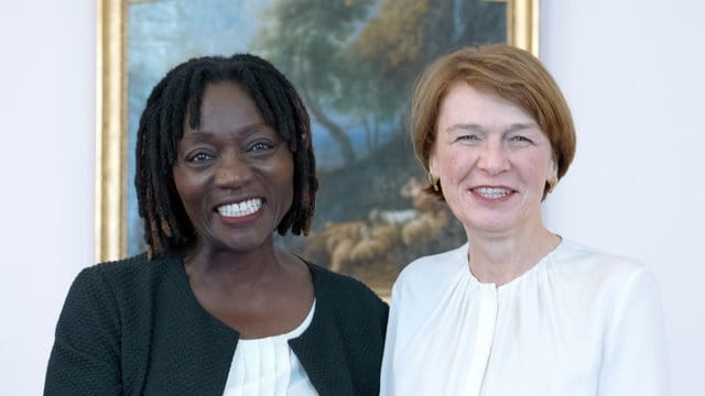 Elke Büdenbender (r), die Frau des Bundespräsidenten, begrüsst Auma Obama, die Halbschwester des ehemaligen US-Präsidenten Obama und Autorin im Berliner Schloss Bellevue. Elke Büdenbender (r), die Frau des Bundespräsidenten, begrüsst Auma Obama, die Halbschwester des ehemaligen US-Präsidenten Obama und Autorin im Berliner Schloss Bellevue.