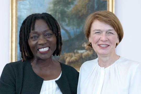 Elke Büdenbender (r), die Frau des Bundespräsidenten, begrüsst Auma Obama, die Halbschwester des ehemaligen US-Präsidenten Obama und Autorin im Berliner Schloss Bellevue.