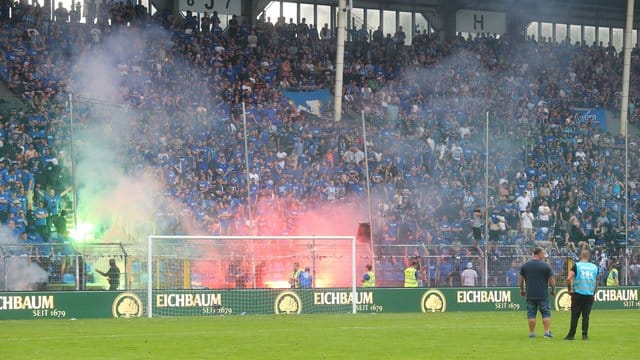 Mannheim-Anhänger brennen gegen den KFC Uerdingen Pyro-Technik ab.