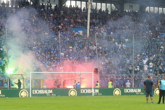 Mannheim-Anhänger brennen gegen den KFC Uerdingen Pyro-Technik ab.