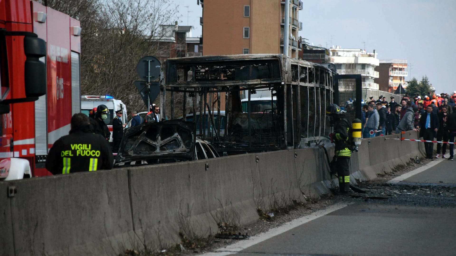 Der ausgebrannte Schulbus: 50 Kinder waren bei dem Vorfall an Bord.