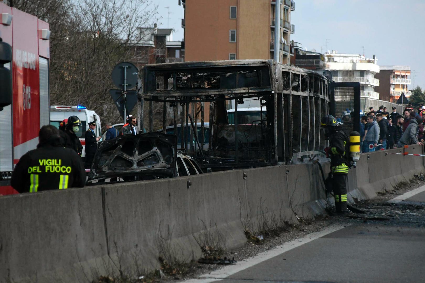 Der ausgebrannte Schulbus: 50 Kinder waren bei dem Vorfall an Bord.