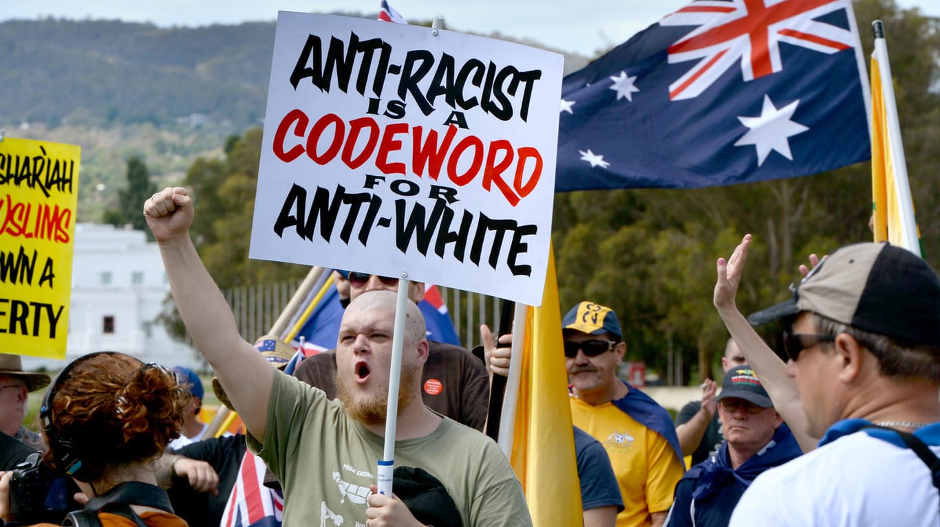 Demonstranten auf einer von Pegida inspirierten Kundgebung: Das Attentat von Christchurch hat eine Rassismus-Debatte im Heimatland des Täters ausgelöst. Das Problem sei kein neues, sagt der Staatschef.