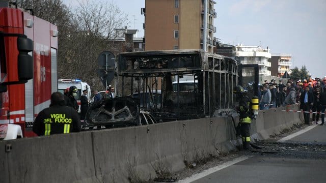 Der Mann hatte den Bus voller Schulkinder in seine Gewalt gebracht und dann in Brand gesetzt. Der Mann hatte den Bus voller Schulkinder in seine Gewalt gebracht und dann in Brand gesetzt.