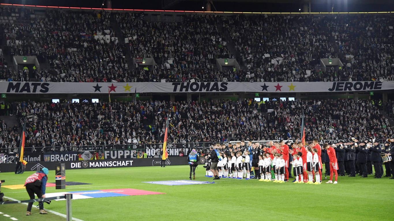 Dankesworte: Fan-Banner für Hummels, Müller und Boateng vor dem Serbien-Spiel.