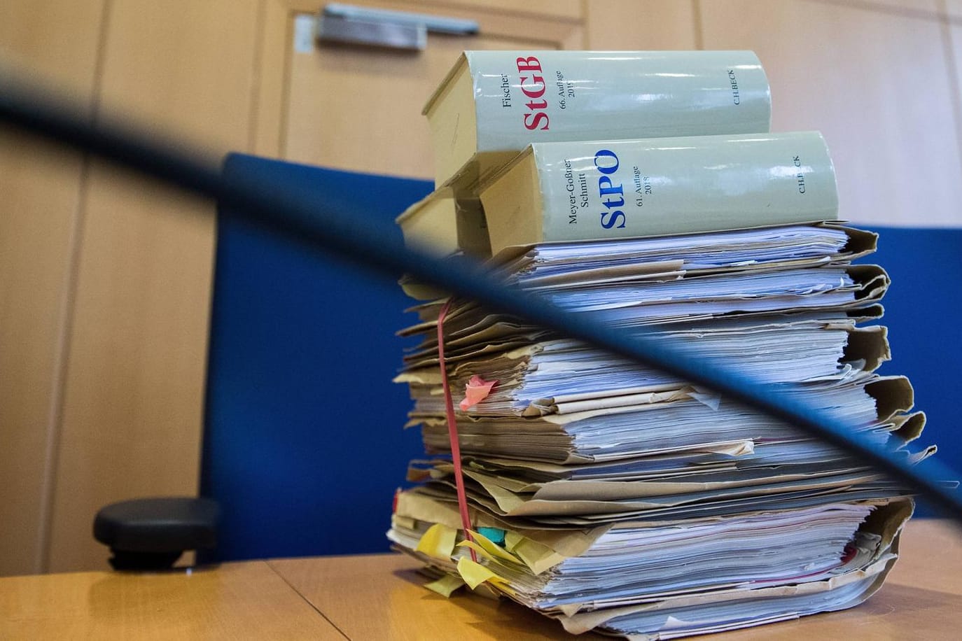 Prozessakten und Gesetzesbücher im Gericht: In Mecklenburg-Vorpommern beginnt der Prozess gegen einen Richter.