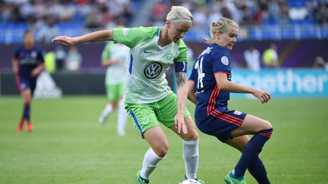 Traf für den VfL Wolfsburg in Lyon: Nilla Fischer (l).